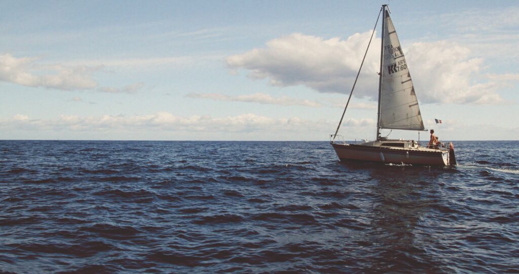 Symbolbild Preis Segelboot: größeres Segelboot auf dem Wasser