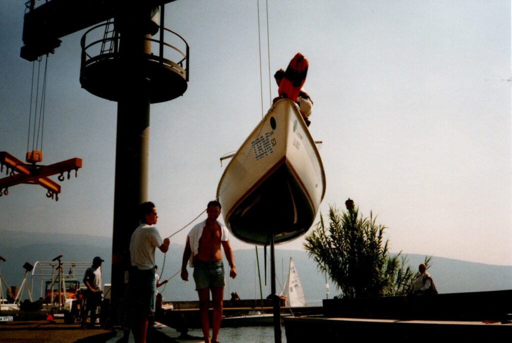 Kranen eines Segelboots zur Segelregatta Centomiglia 1996