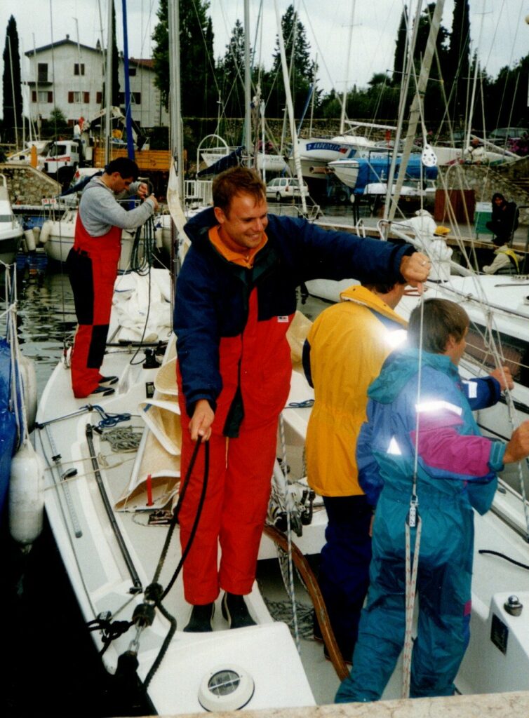 Vorbereitung des Segelbootes für die Segelregatta Centomiglia 1996